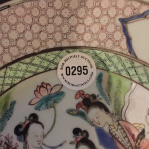 Een Chinees famille rose bord met fijn decor van een dame en een geit, Yongzheng  — foto 3