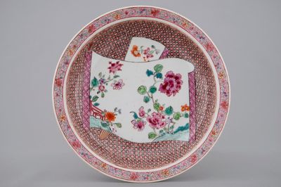 Een Chinees famille rose bord met floraal decor, Yongzheng, 1723-1735