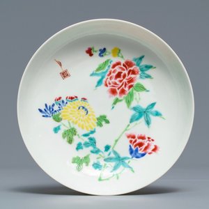 Een Chinees famille rose bord met floraal decor, Yongzheng merk en periode — foto 1