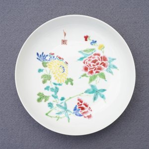 Een Chinees famille rose bord met floraal decor, Yongzheng merk en periode — foto 3
