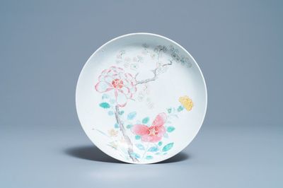 Een Chinees famille rose bord met floraal decor, Yongzheng