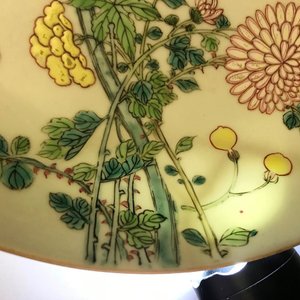 Een Chinees famille rose bord met Johanneum merk, ex-coll. Augustus de Sterke, Yongzheng — foto 4