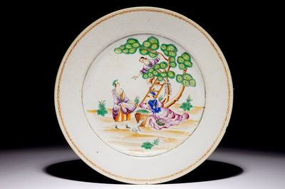 Een Chinees famille rose bord met kersenplukkers, Qianlong