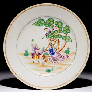 Een Chinees famille rose bord met kersenplukkers, Qianlong — foto 1