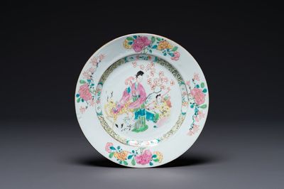 Een Chinees famille rose bord met Magu, Yongzheng