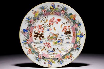 Een Chinees famille rose bord met mandarijneenden en onsterfelijken, Yongzheng