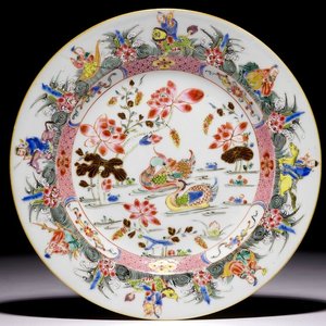 Een Chinees famille rose bord met mandarijneenden en onsterfelijken, Yongzheng — foto 1