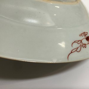 Een Chinees famille rose bord met mandarijneenden en onsterfelijken, Yongzheng — foto 4