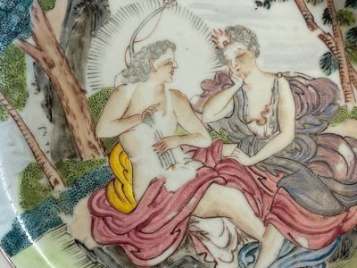 Een Chinees famille rose bord met mythologisch decor van Apollo en Daphne, Yongzheng — foto 2