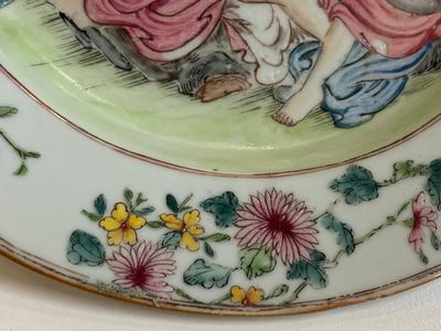 Een Chinees famille rose bord met mythologisch decor van Apollo en Daphne, Yongzheng — foto 5