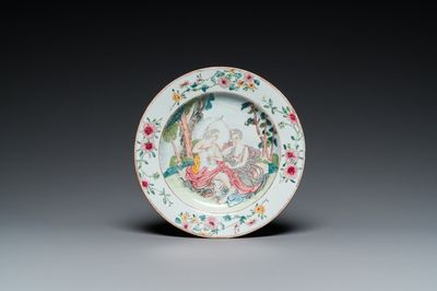 Een Chinees famille rose bord met mythologisch decor van Apollo en Daphne, Yongzheng