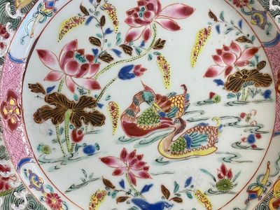 Een Chinees famille rose bord met onsterfelijken en mandarijneenden, Yongzheng — foto 2