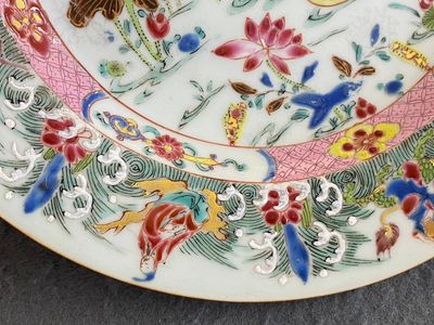 Een Chinees famille rose bord met onsterfelijken en mandarijneenden, Yongzheng — foto 5