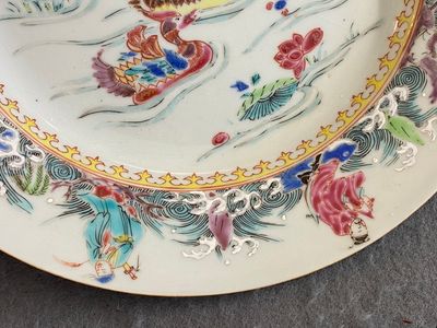 Een Chinees famille rose bord met onsterfelijken en mandarijneenden, Yongzheng — foto 4