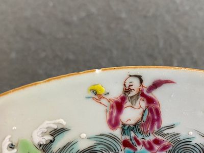 Een Chinees famille rose bord met onsterfelijken en mandarijneenden, Yongzheng — foto 9