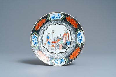 Een Chinees famille rose bord met pseudo-zilveren rand, Yongzheng