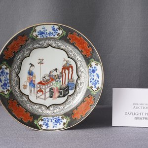 Een Chinees famille rose bord met pseudo-zilveren rand, Yongzheng — foto 3