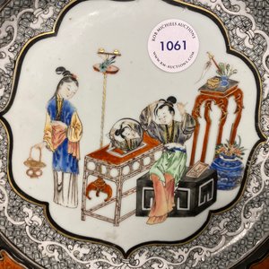 Een Chinees famille rose bord met pseudo-zilveren rand, Yongzheng — foto 6