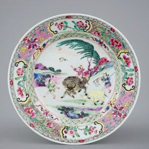 Een Chinees famille rose bord met spelende zotjes, Yongzheng, 1723-1735 — foto 1