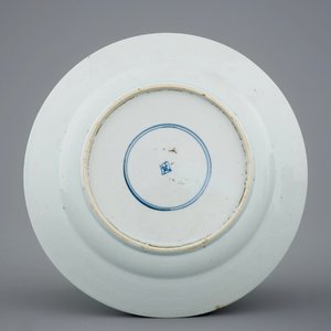 Een Chinees famille rose bord met spelende zotjes, Yongzheng, 1723-1735 — foto 2