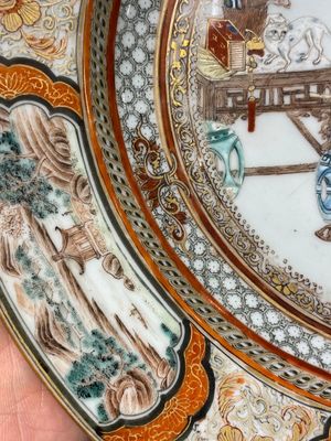 Een Chinees famille rose bord met trommelaars, Yongzheng — foto 9