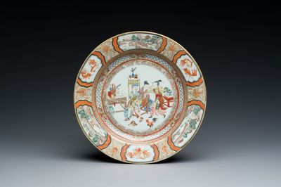 Een Chinees famille rose bord met trommelaars, Yongzheng