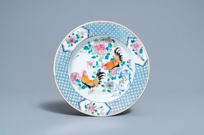 Een Chinees famille rose bord met twee hanen, Yongzheng