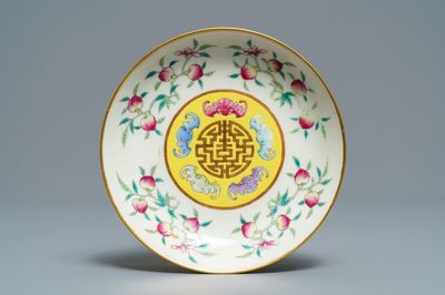Een Chinees famille rose bord met vleermuizen en perziken, Guangxu merk, 19/20e eeuw