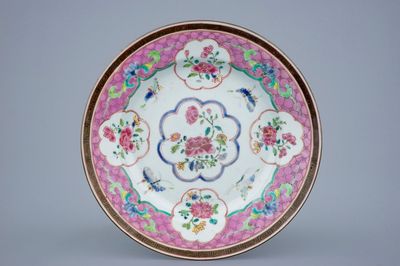 Een Chinees famille rose bord met vlinders, Qianlong, 18e eeuw