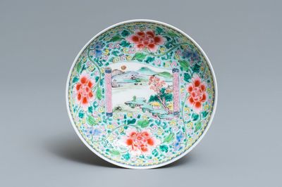 Een Chinees famille rose bordje met landschap, Yongzheng merk en periode