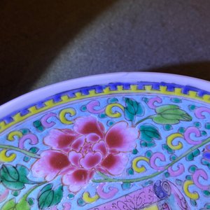 Een Chinees famille rose bordje met landschap, Yongzheng merk en periode — foto 4