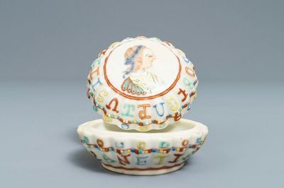 Een Chinees famille rose dekseldoosje naar een Spaanse munt, Jiaqing