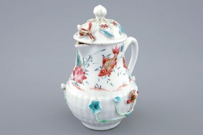 Een Chinees famille rose dekselkannetje met reliëfdecor, Yongzheng, 1723-1735