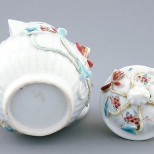 Een Chinees famille rose dekselkannetje met reliëfdecor, Yongzheng, 1723-1735 — foto 3