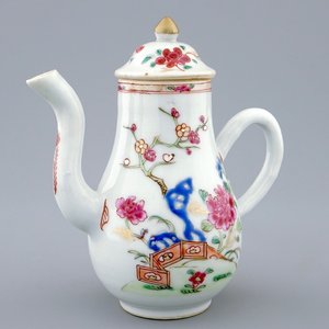 Een Chinees famille rose dekselkannetje, Qianlong, 18e eeuw — foto 1