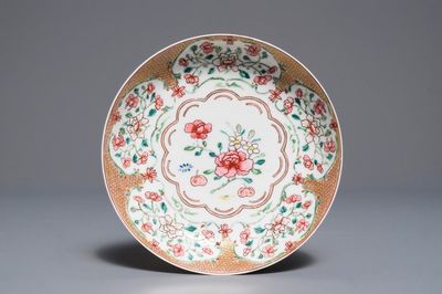 Een Chinees famille rose eierschaal bord met floraal decor, Yongzheng
