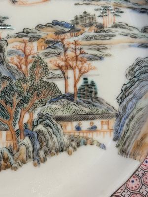 Een Chinees famille rose eierschaal bord met robijnrode achterkant en fijn landschapsdecor, Yongzheng — foto 4
