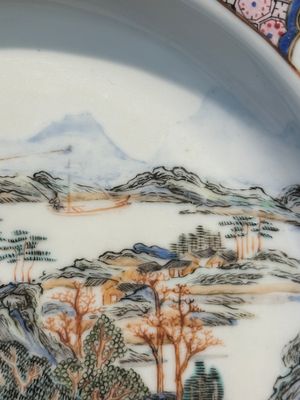 Een Chinees famille rose eierschaal bord met robijnrode achterkant en fijn landschapsdecor, Yongzheng — foto 5