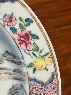 Een Chinees famille rose eierschaal bord met robijnrode achterkant en fijn landschapsdecor, Yongzheng — foto 6