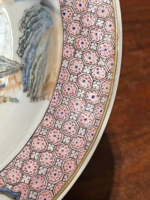 Een Chinees famille rose eierschaal bord met robijnrode achterkant en fijn landschapsdecor, Yongzheng — foto 7