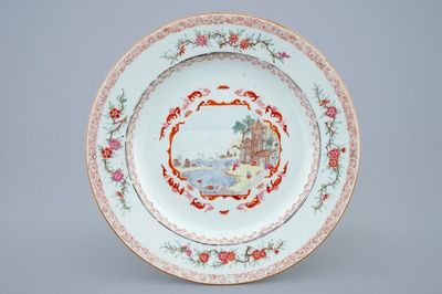Een Chinees famille rose en verguld bord met landschapsdecor in de stijl van Meissen, Qianlong, 18e eeuw