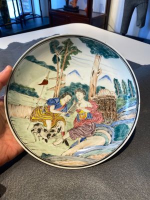 Een Chinees famille rose exportporseleinen bord met mythologisch decor, Yongzheng/Qianlong — foto 1