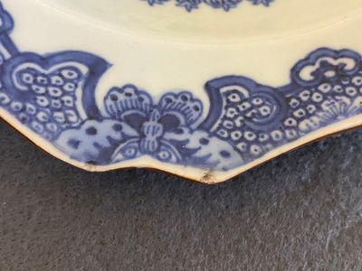 Een Chinees famille rose 'Fort Folly' bord en een paar Samson dekselpotten in famille verte-stijl, Qianlong en 19e eeuw — foto 11