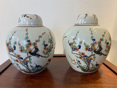 Een Chinees famille rose 'Fort Folly' bord en een paar Samson dekselpotten in famille verte-stijl, Qianlong en 19e eeuw — foto 3