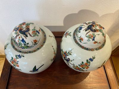 Een Chinees famille rose 'Fort Folly' bord en een paar Samson dekselpotten in famille verte-stijl, Qianlong en 19e eeuw — foto 4