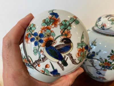 Een Chinees famille rose 'Fort Folly' bord en een paar Samson dekselpotten in famille verte-stijl, Qianlong en 19e eeuw — foto 5