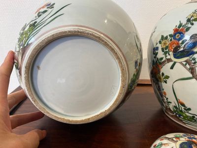 Een Chinees famille rose 'Fort Folly' bord en een paar Samson dekselpotten in famille verte-stijl, Qianlong en 19e eeuw — foto 8