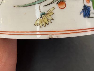 Een Chinees famille rose 'Fort Folly' bord en een paar Samson dekselpotten in famille verte-stijl, Qianlong en 19e eeuw — foto 10