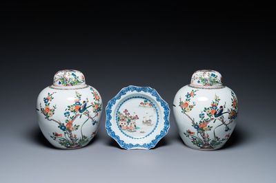 Een Chinees famille rose 'Fort Folly' bord en een paar Samson dekselpotten in famille verte-stijl, Qianlong en 19e eeuw