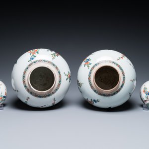 Een Chinees famille rose 'Fort Folly' bord en een paar Samson dekselpotten in famille verte-stijl, Qianlong en 19e eeuw — foto 8